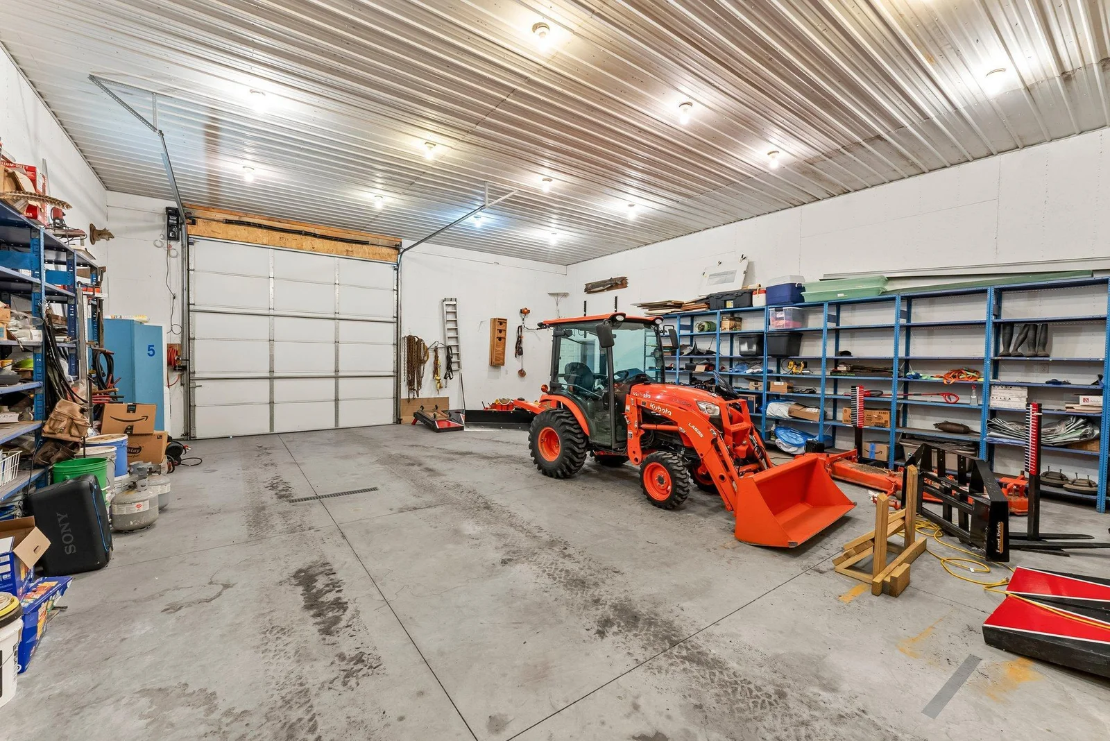 Detached garage!