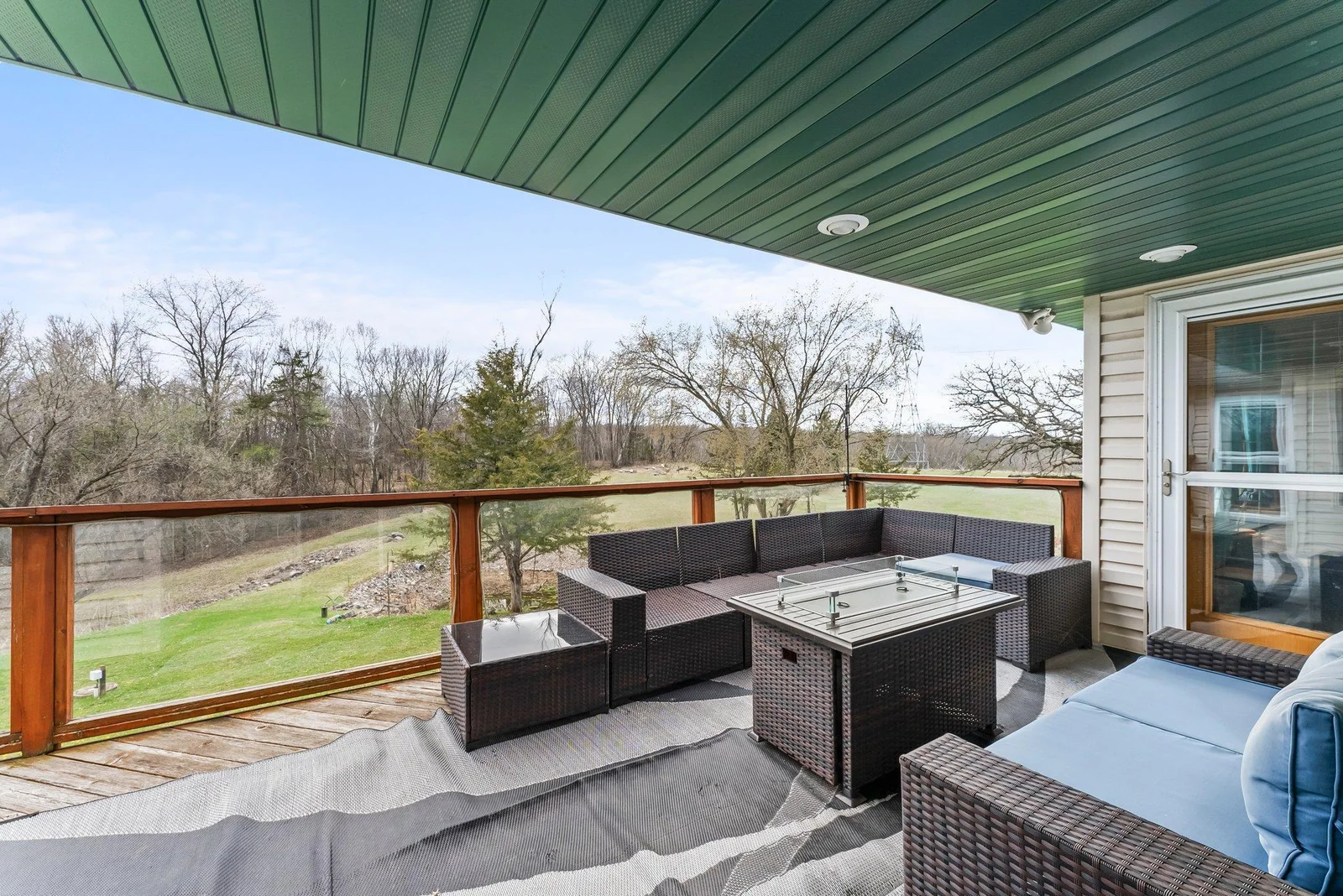 Step outside to enjoy the fiberglass deck railings—designed for low maintenance and uninterrupted views.