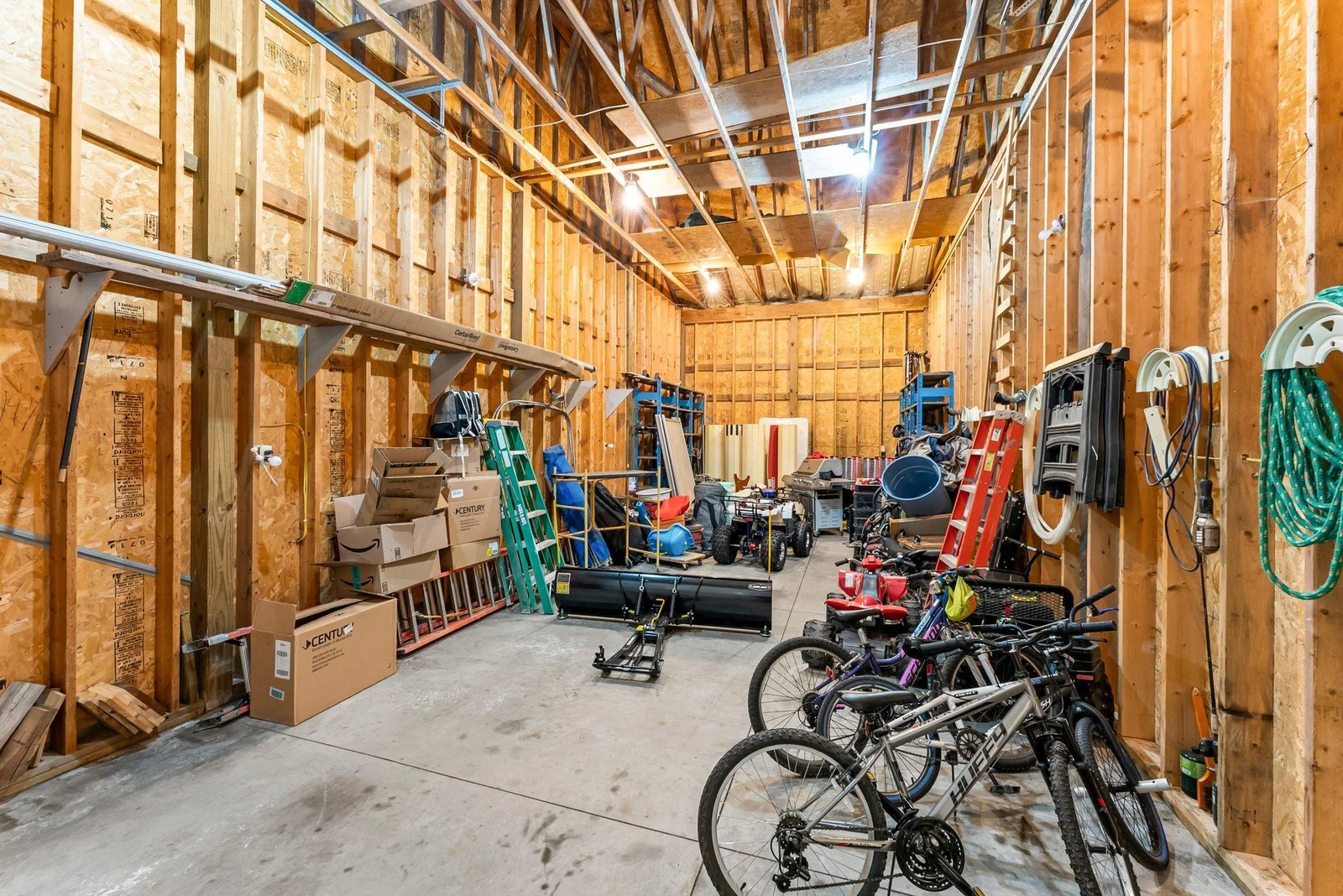 Detached garage!