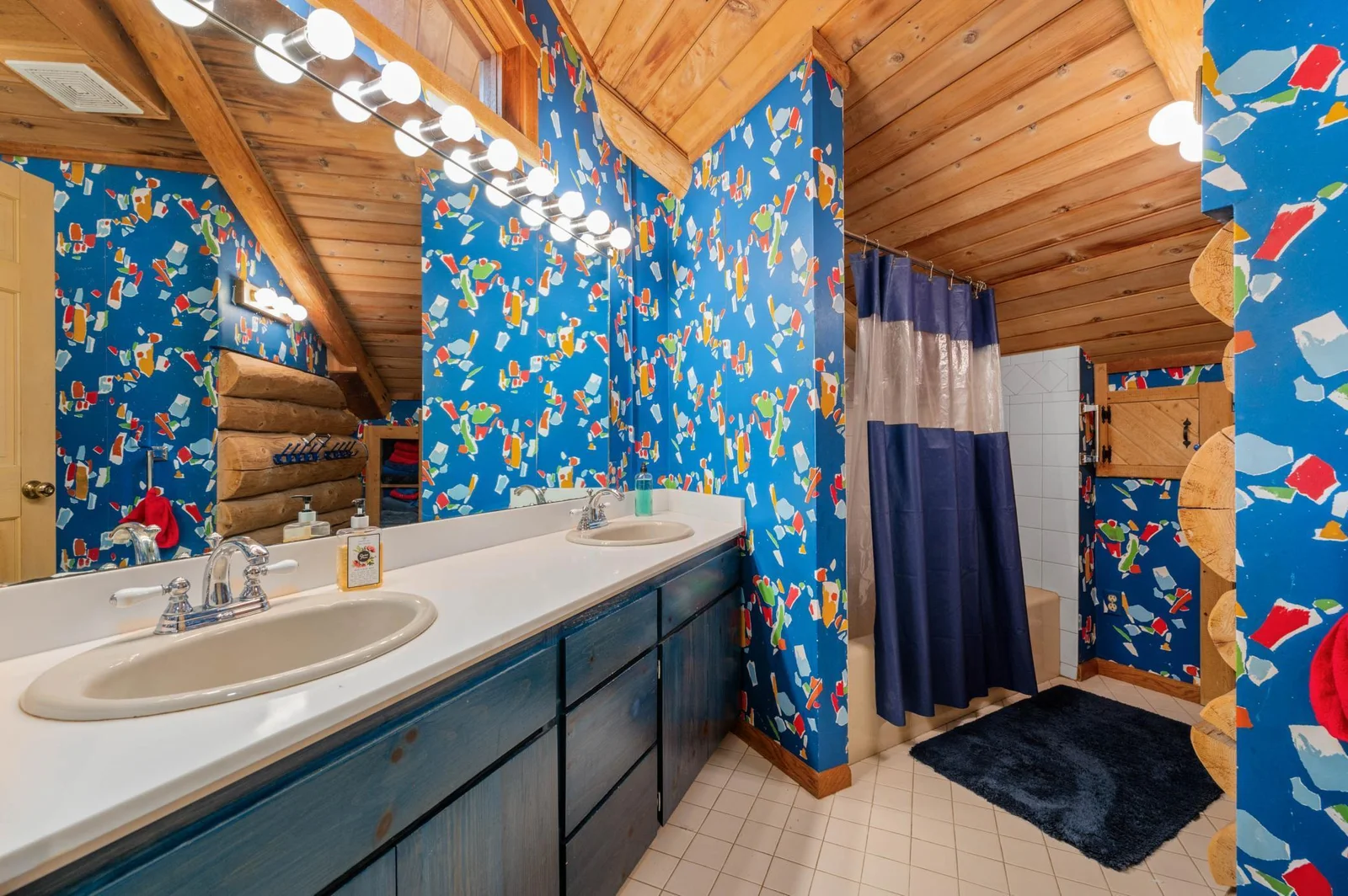 Upper level full bathroom