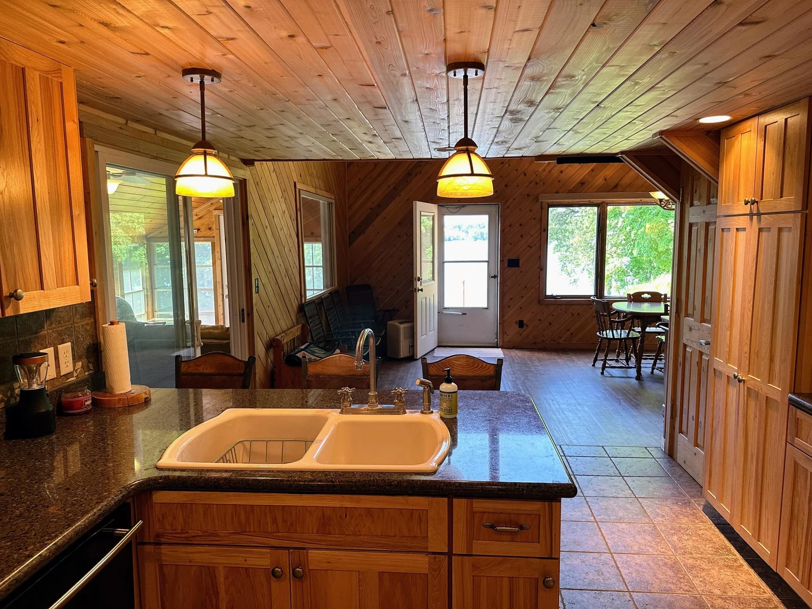 Kitchen/Entry