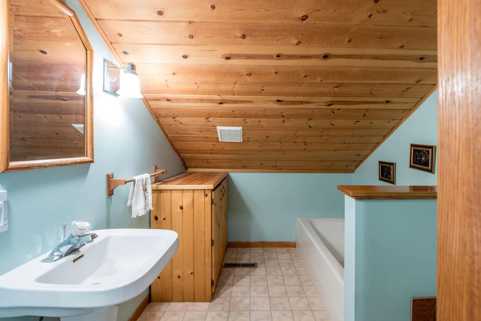 Upper Level Bathroom | Bathroom 2