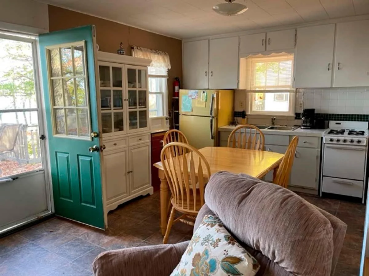 33 Winterhaven #3 kitchen 2.jpg
