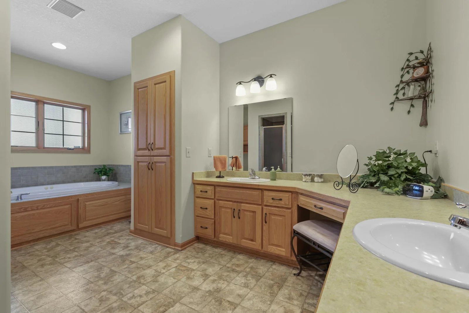 Primary BA suite with separate shower