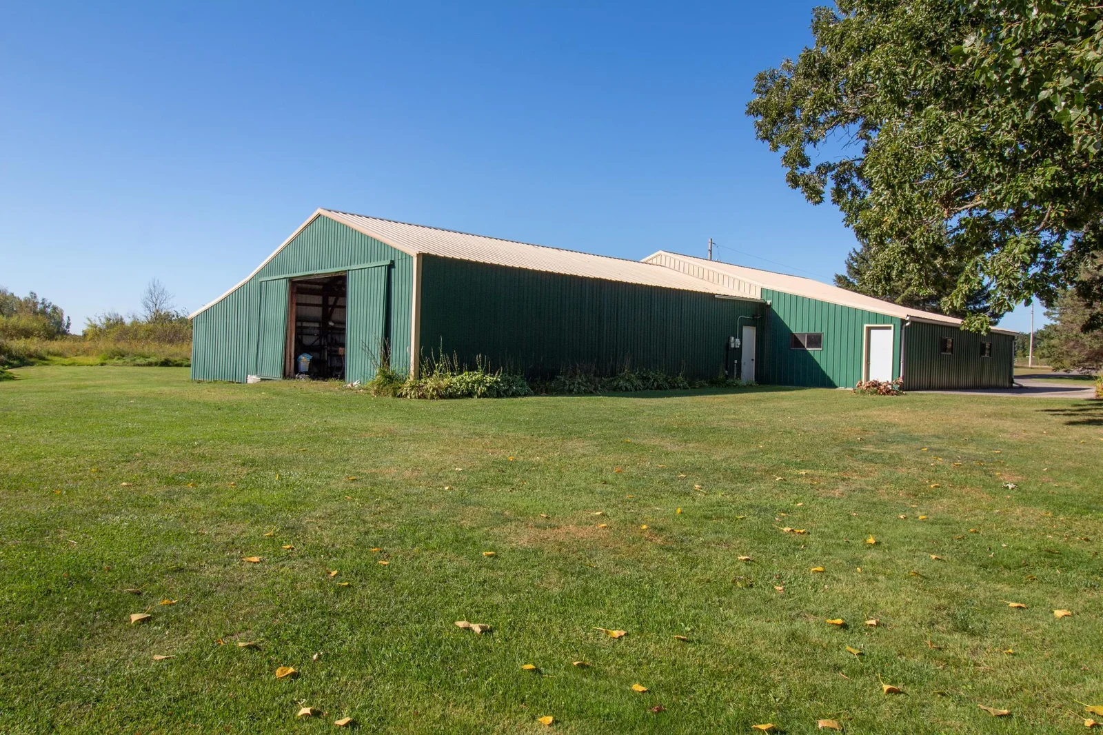 6 Garage workshop outside 1.jpg