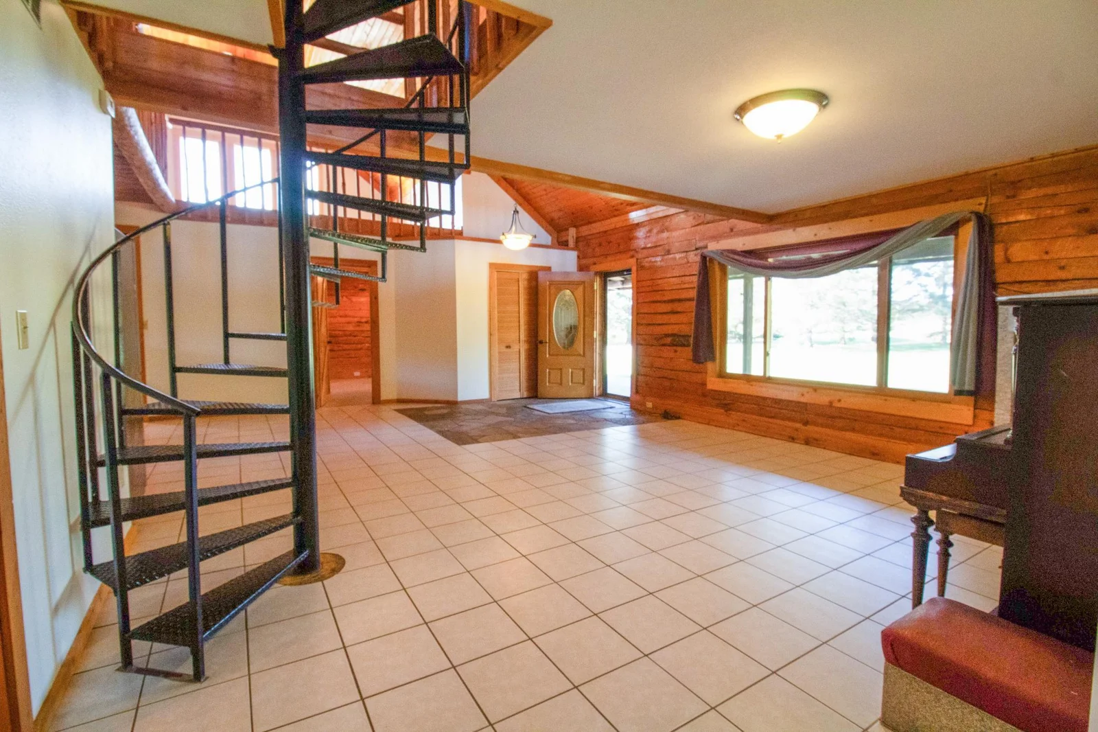 23 Livingroom 2.jpg