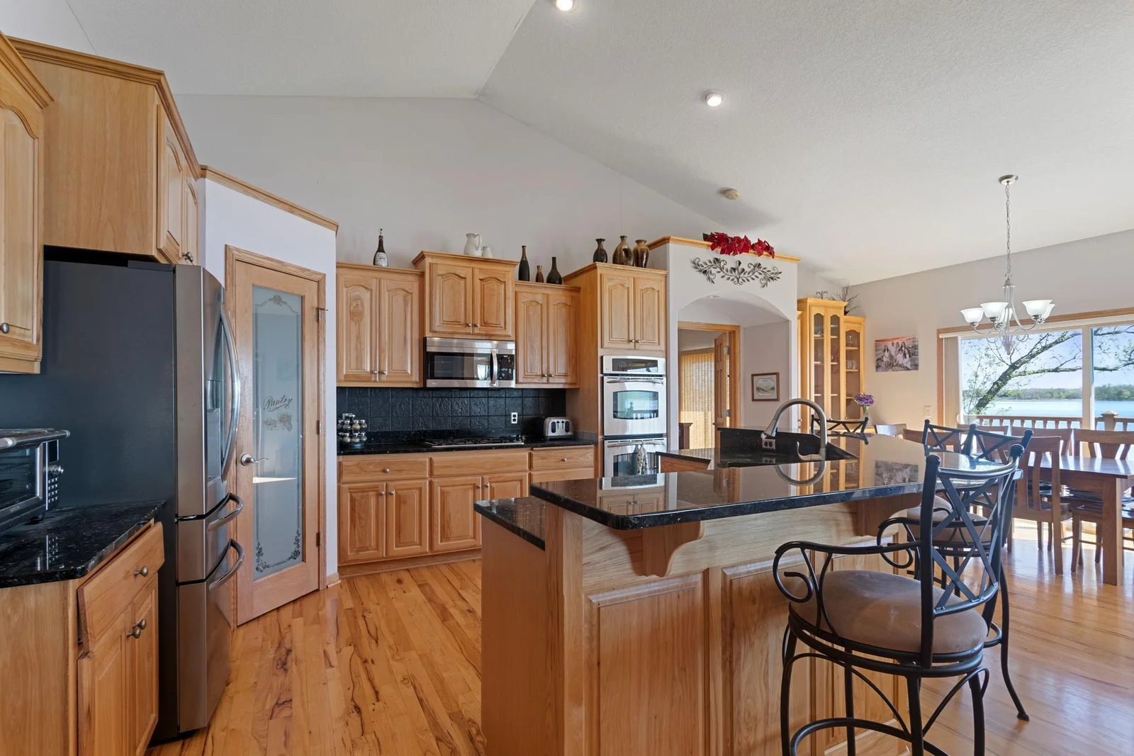 Kitchen with breakfast bar