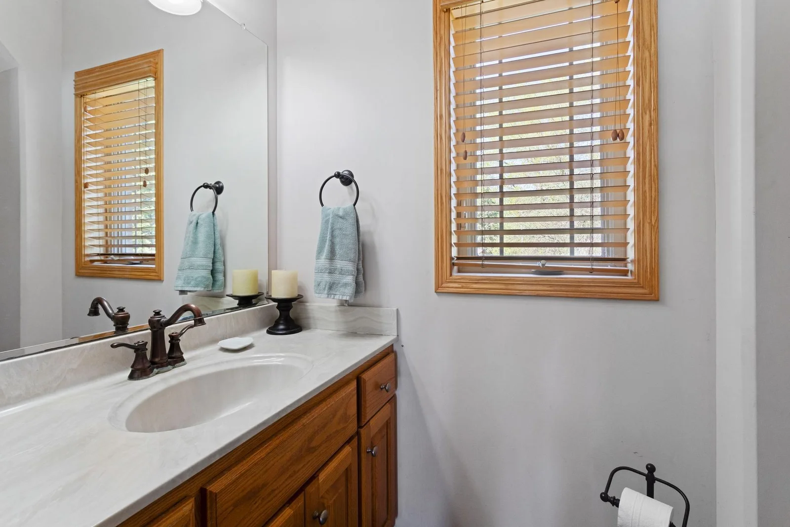 Main level 1/2 bath