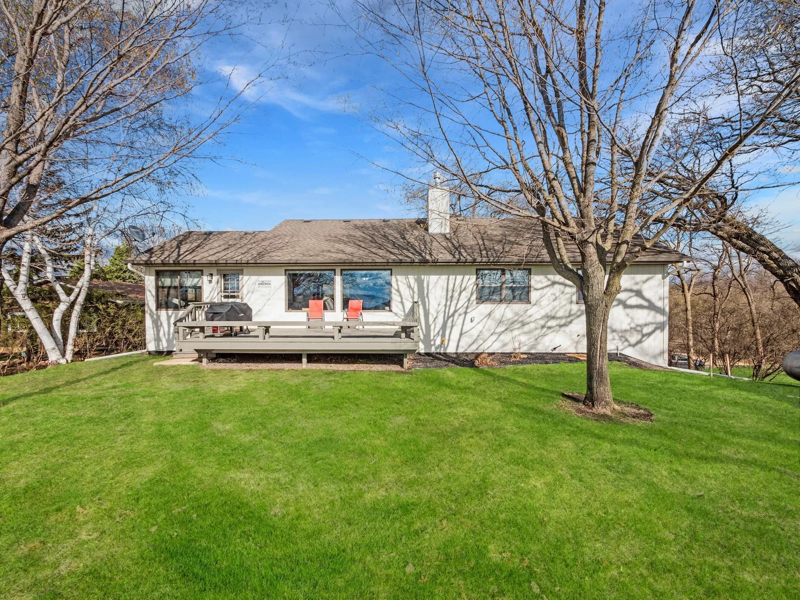 Soak in the beauty of Big Lake Chippewa through sweeping panoramic windows.