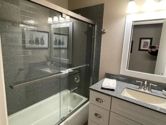 home's second bathroom, a full bath.