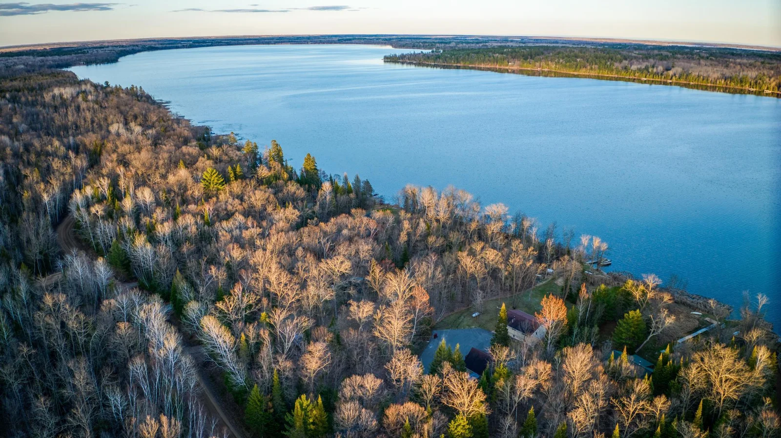 A variety of wildlife and natural beauty surround the lake, with opportunities for birdwatching, kayaking, and enjoying peaceful sunsets.