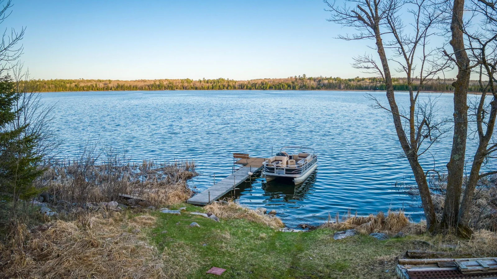 You have time to live your best lake life at this place!