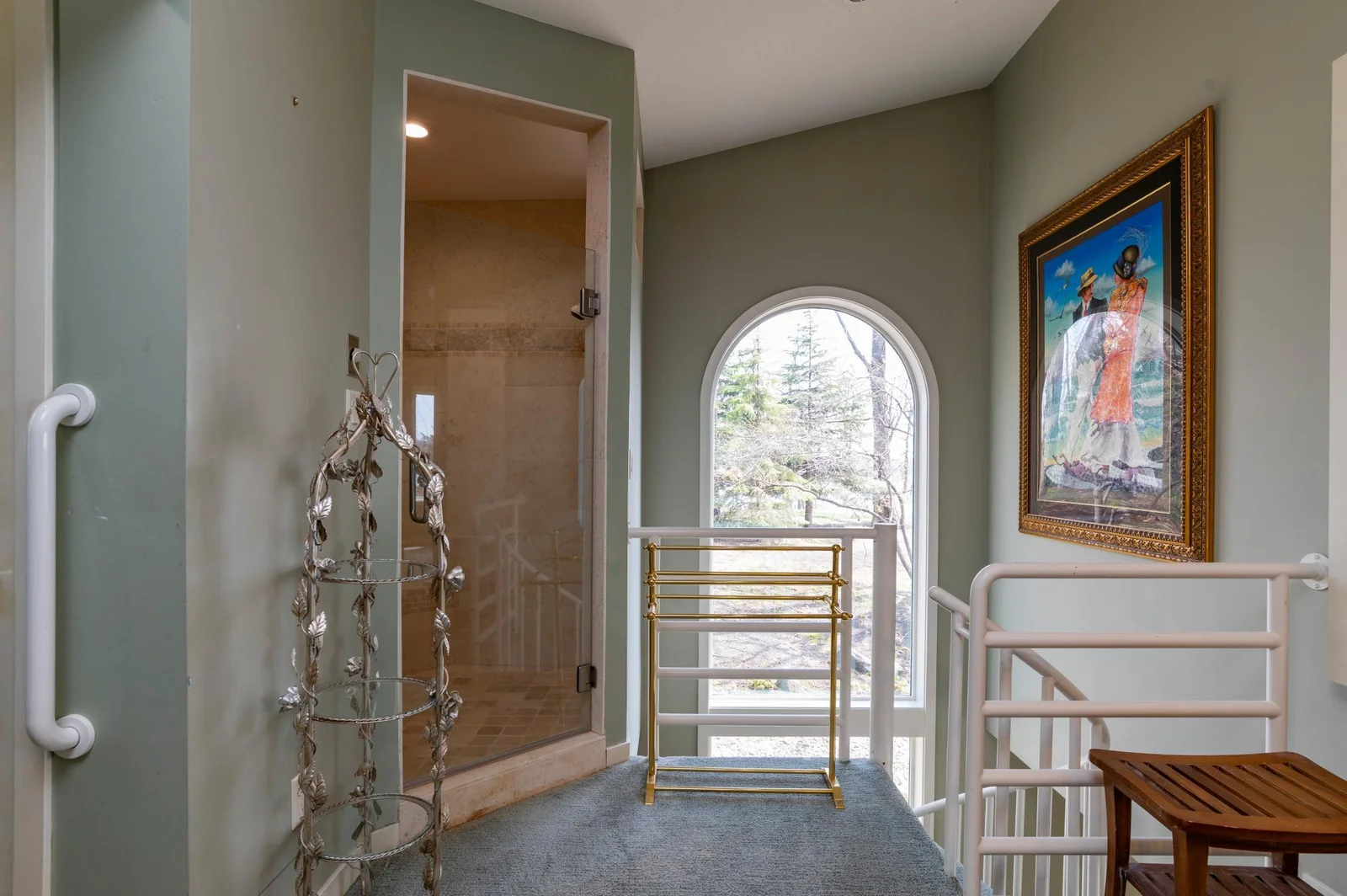 Walk-in shower w/two heads