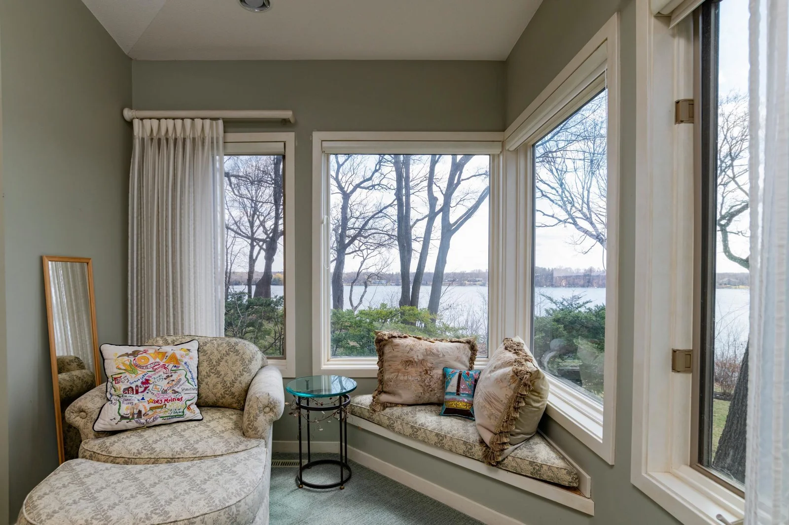 Primary bedroom sitting area