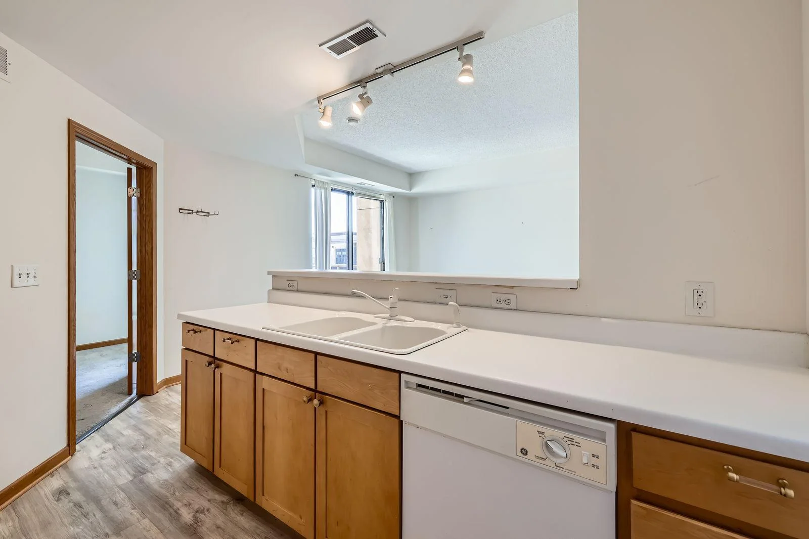 820 Emerald St SE #402 - Web Quality - 011 - 20 Kitchen.jpg