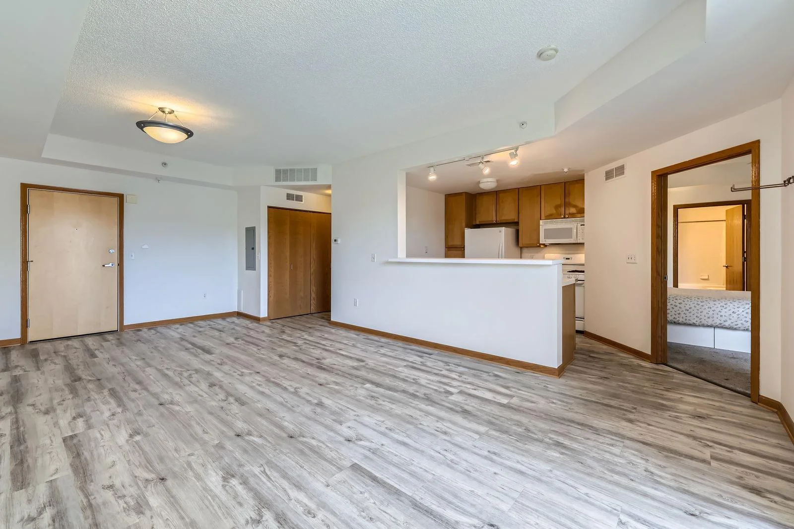 820 Emerald St SE #402 - Web Quality - 003 - 07 Living Room.jpg