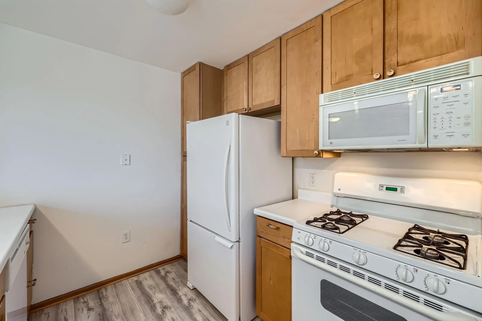 820 Emerald St SE #402 - Web Quality - 010 - 18 Kitchen.jpg
