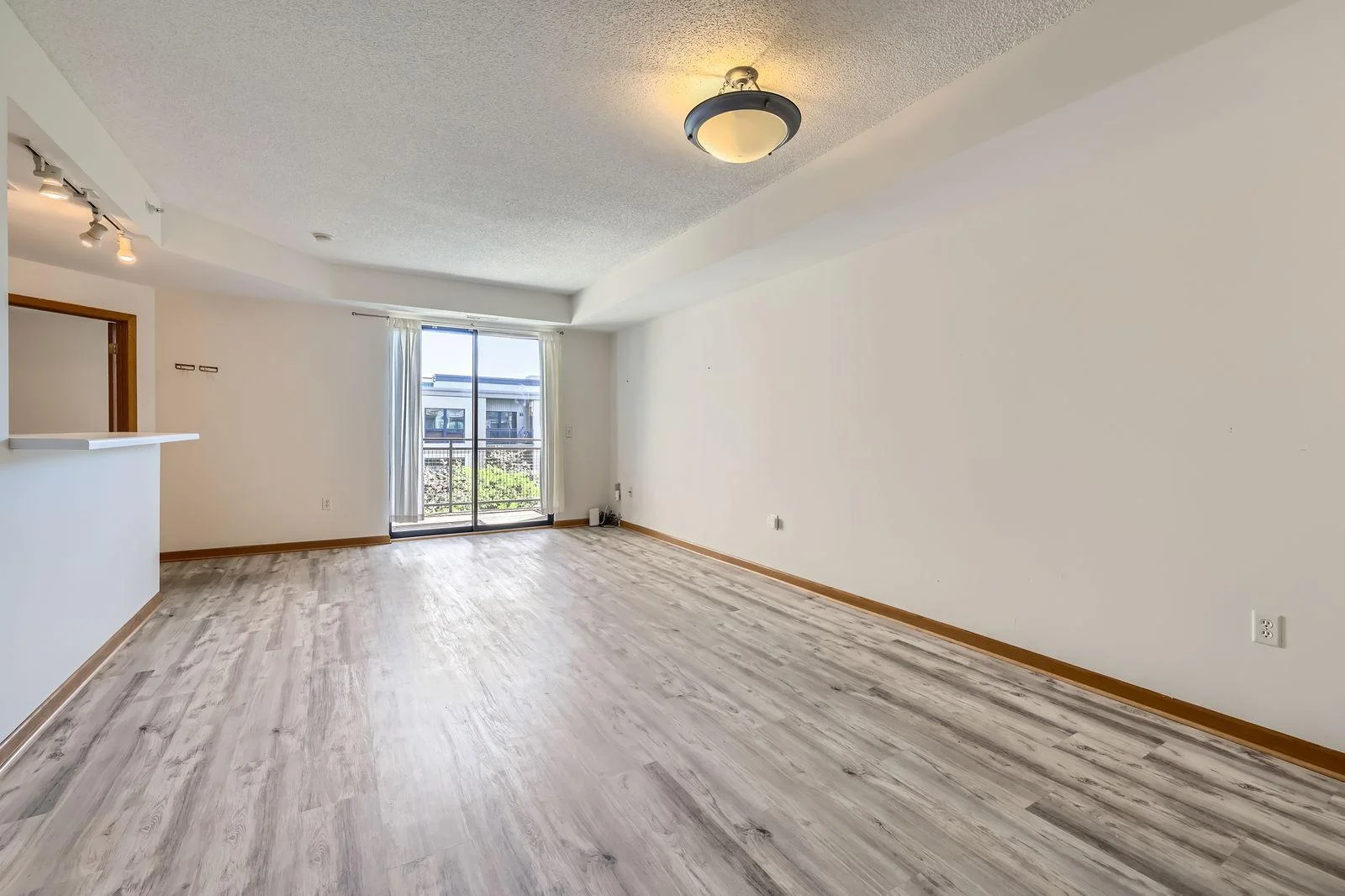 820 Emerald St SE #402 - Web Quality - 008 - 14 Dining Room.jpg