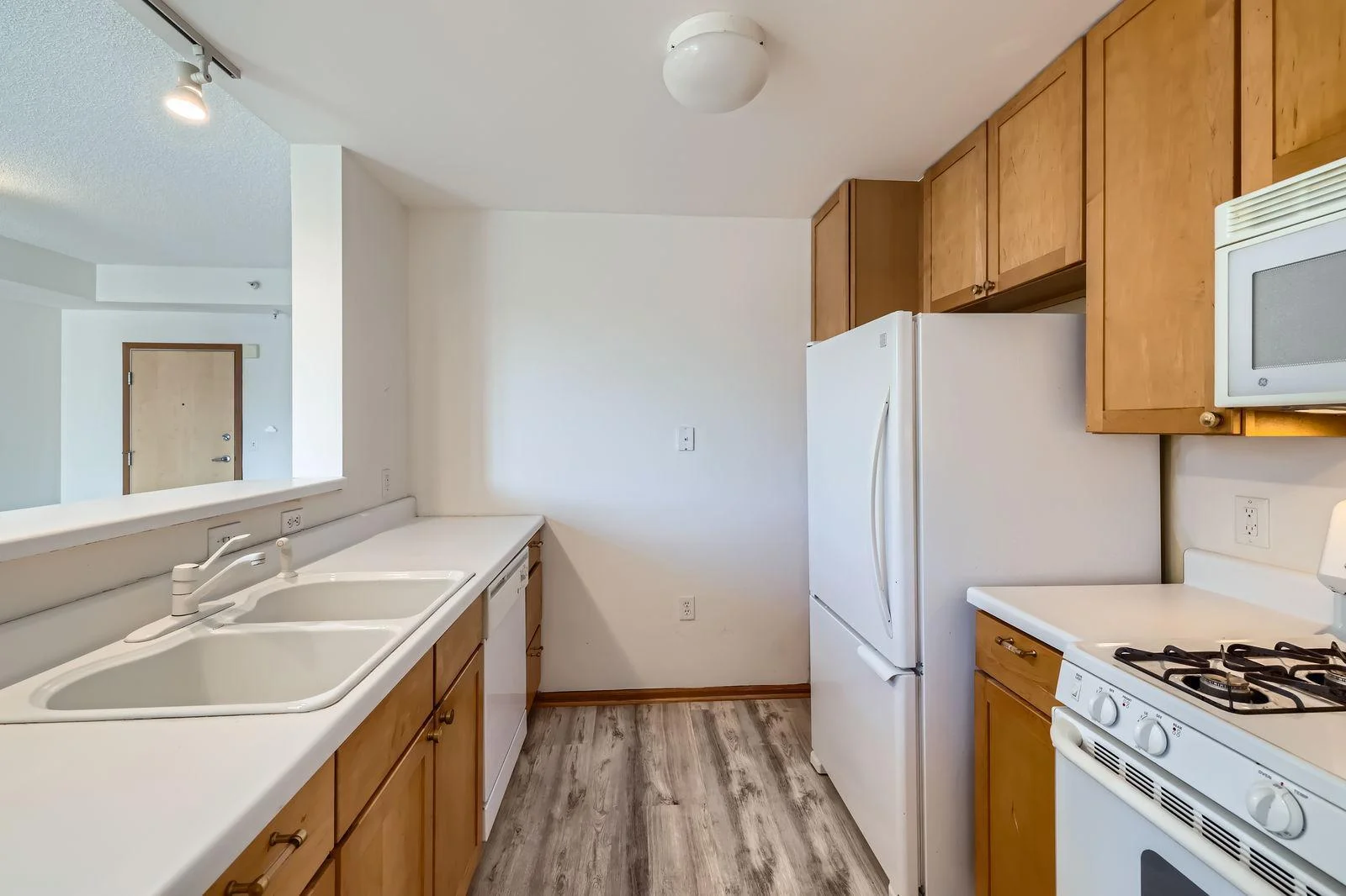 820 Emerald St SE #402 - Web Quality - 009 - 17 Kitchen.jpg