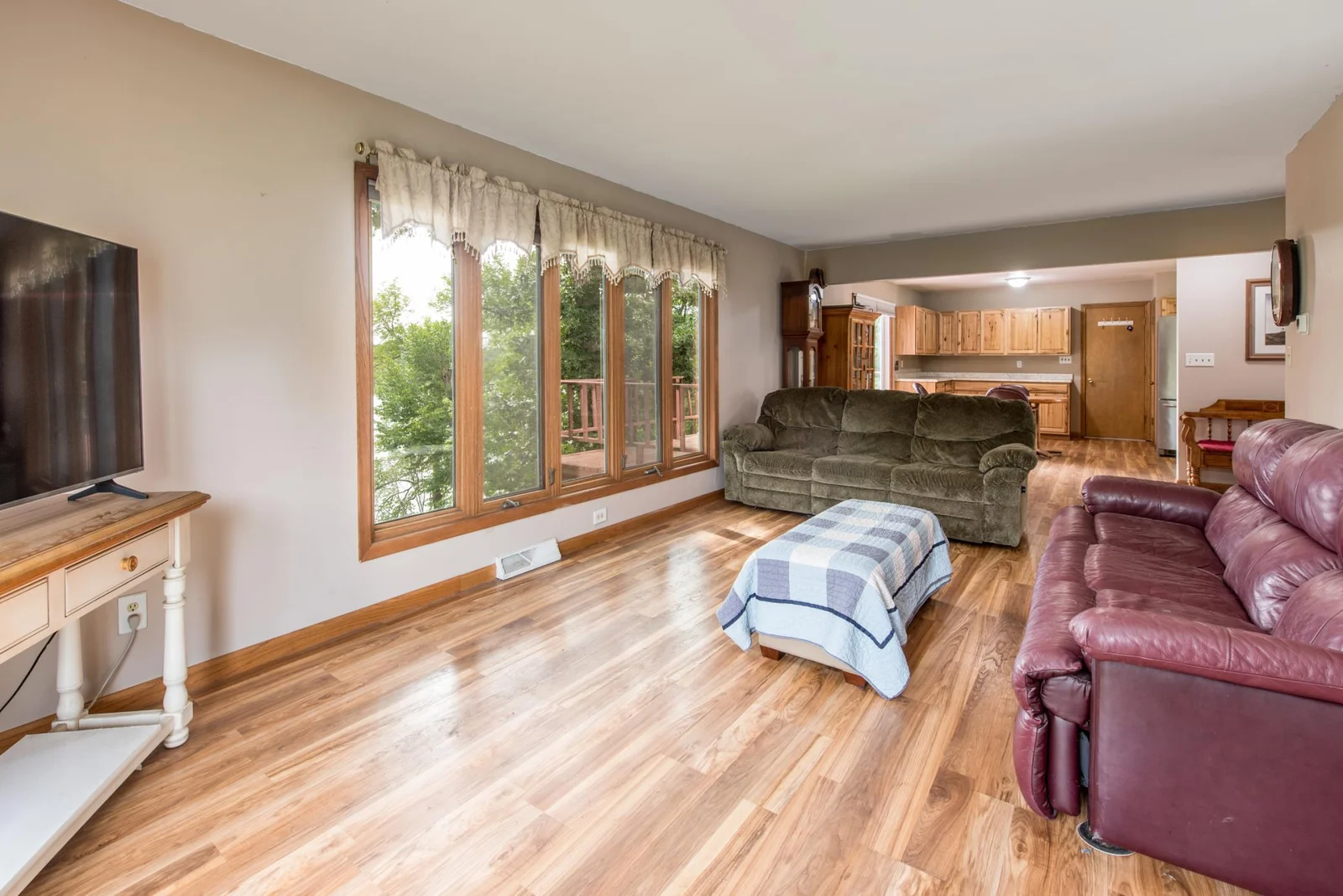 Living room 2.jpg