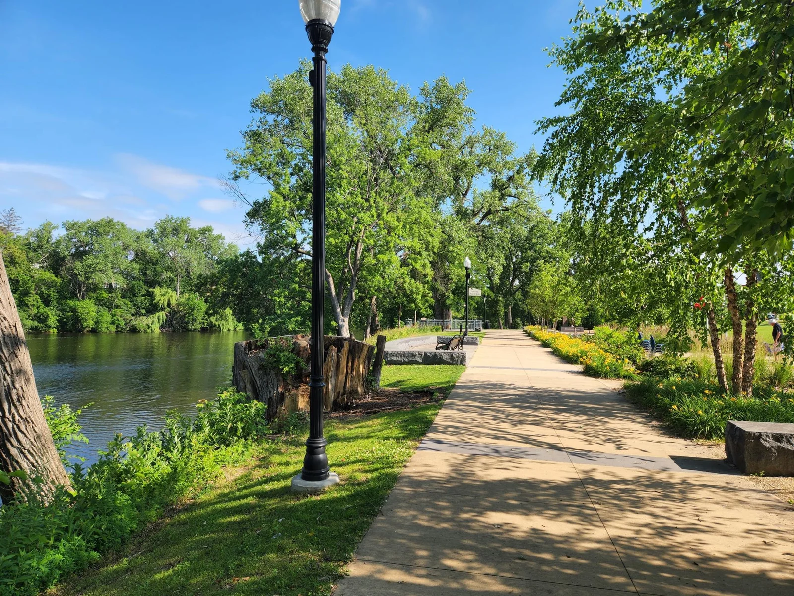 Veteran's Memorial Park in Downtown Anoka features fishing, a Summer Farmer's Market, live music, Summer Festivals and more.