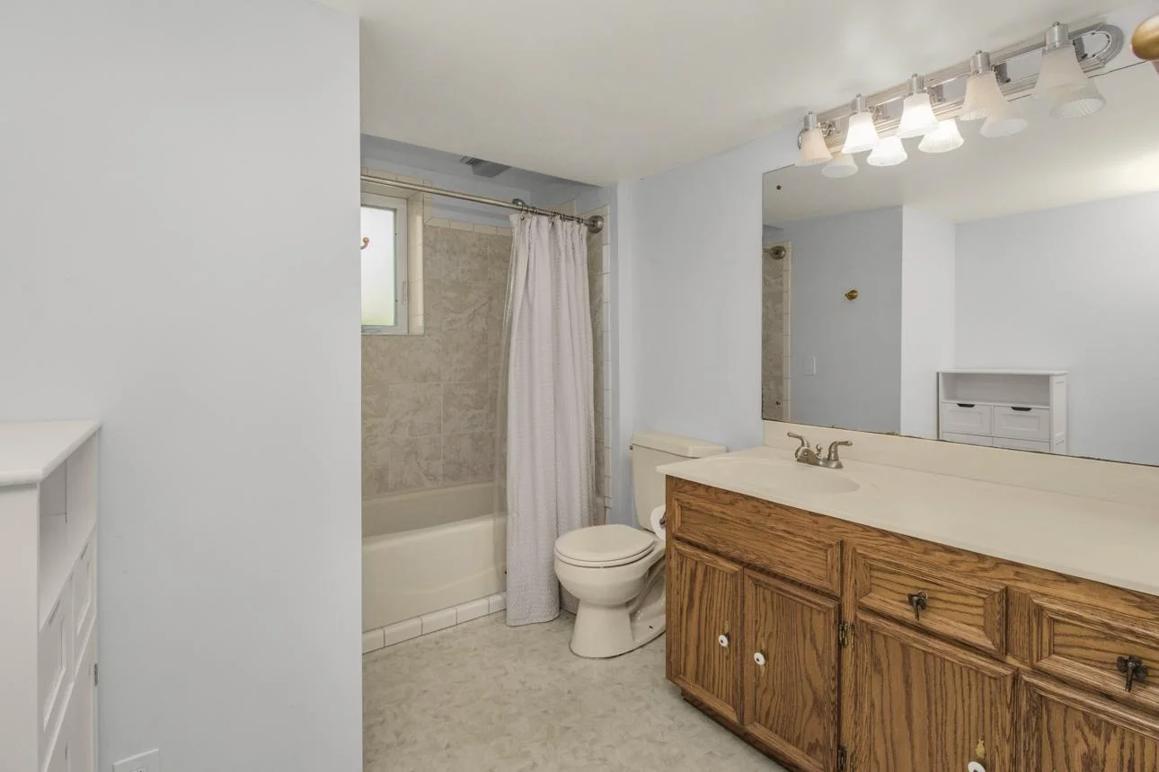 Lower level full bath.