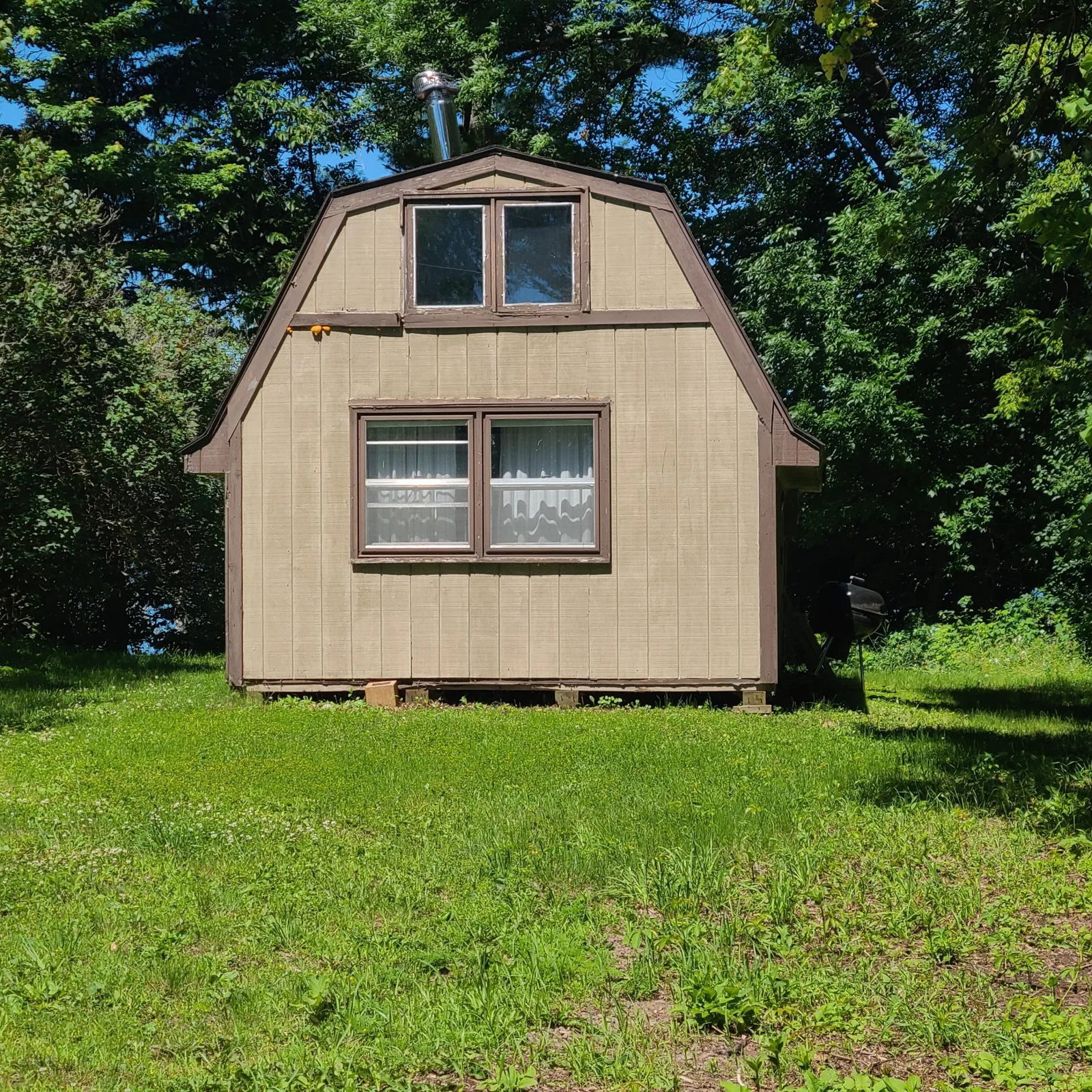 Cabin (side facing the road)