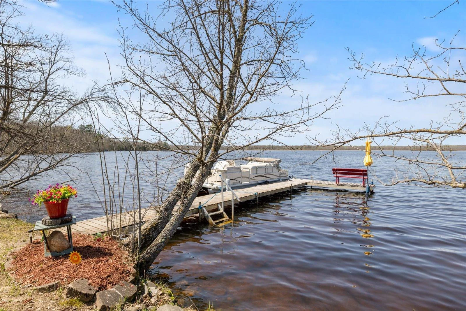 Easy access to sandy shoreline!