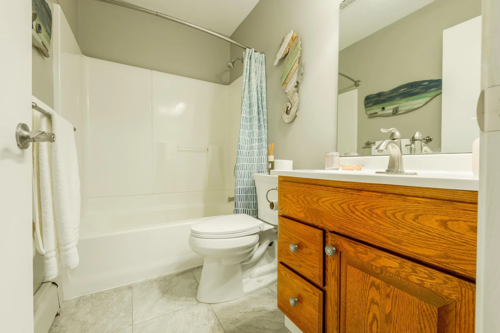 Upper Level Full Bath