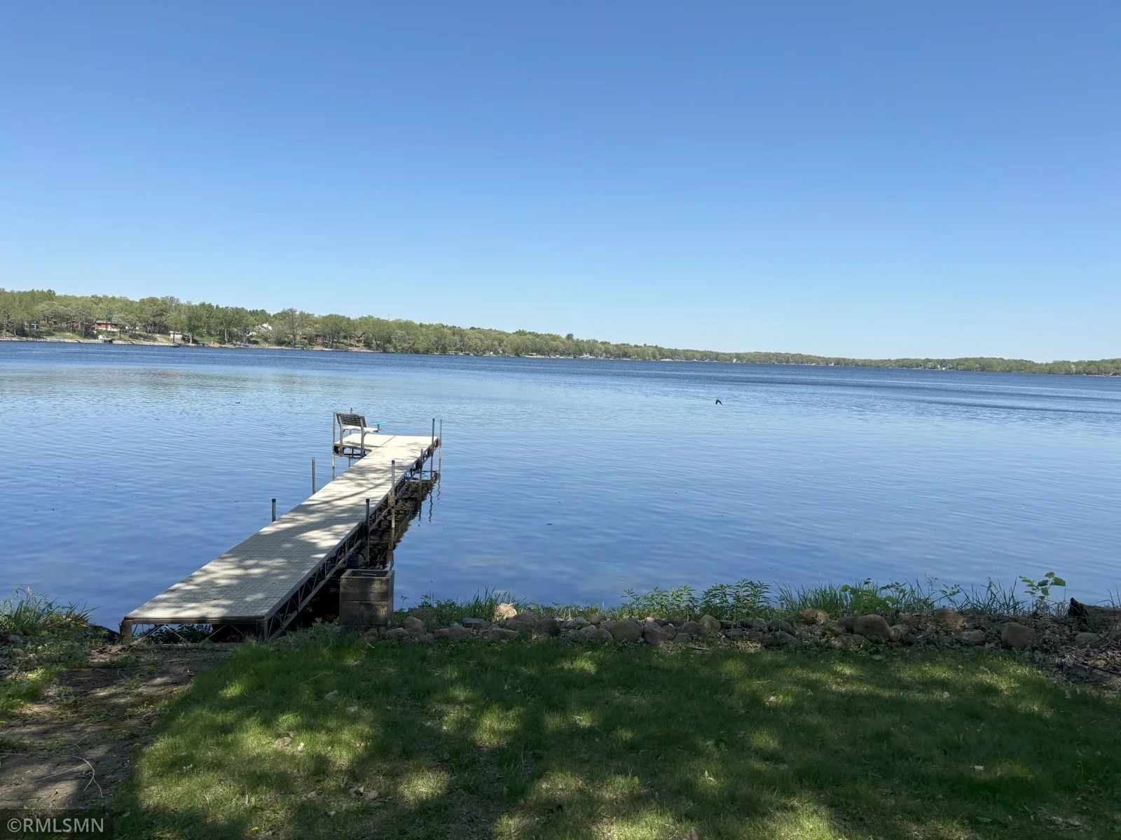 Enjoy all of the peaceful moments on this fully recreational lake!