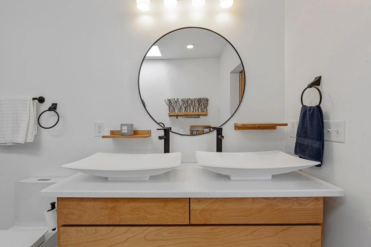 40 Main bathroom.jpg