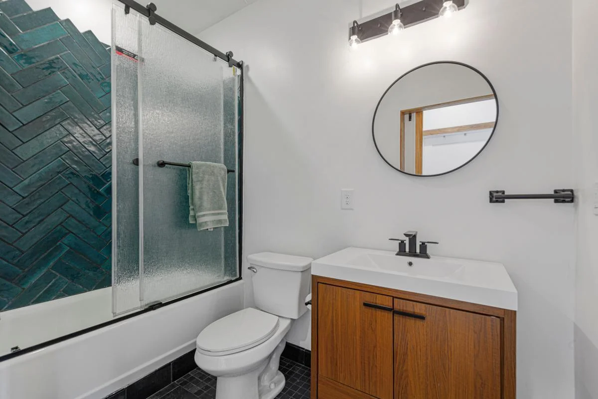 18 Bathroom.jpg
