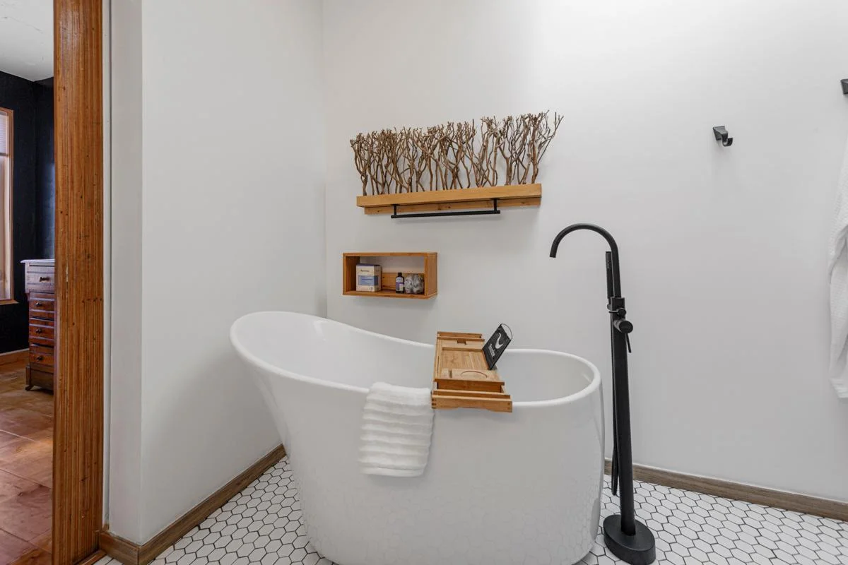 42 Main bathroom.jpg
