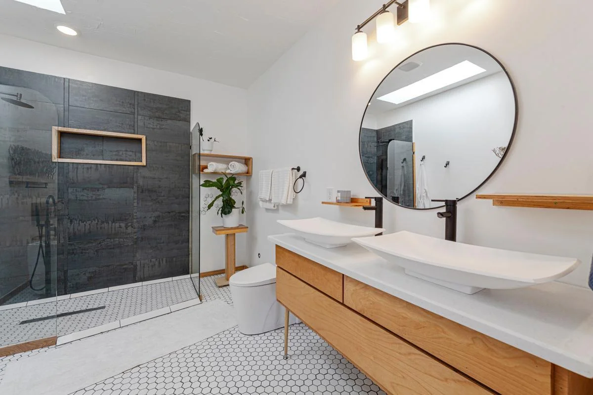39 Main bathroom.jpg