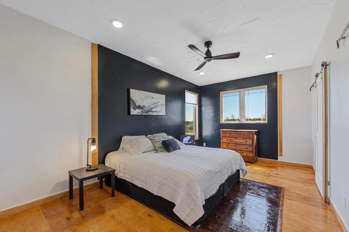 32 Main bedroom.jpg