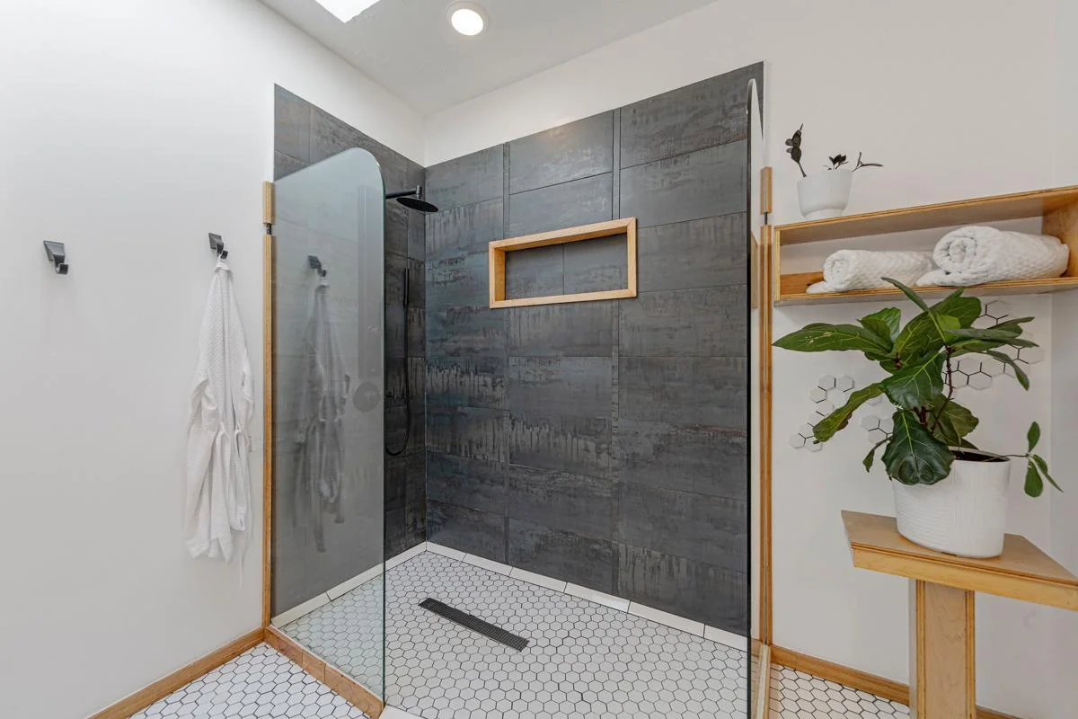 41 Main bathroom.jpg