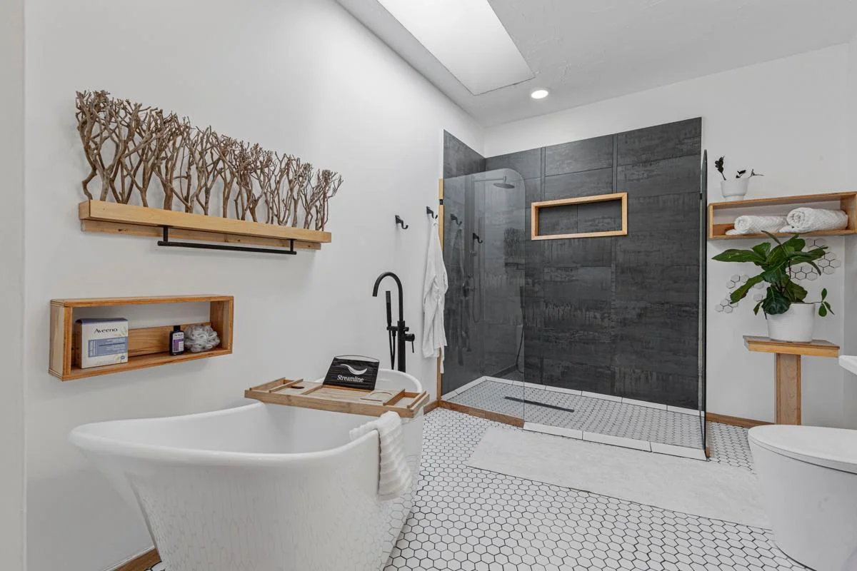 38 Main bathroom.jpg