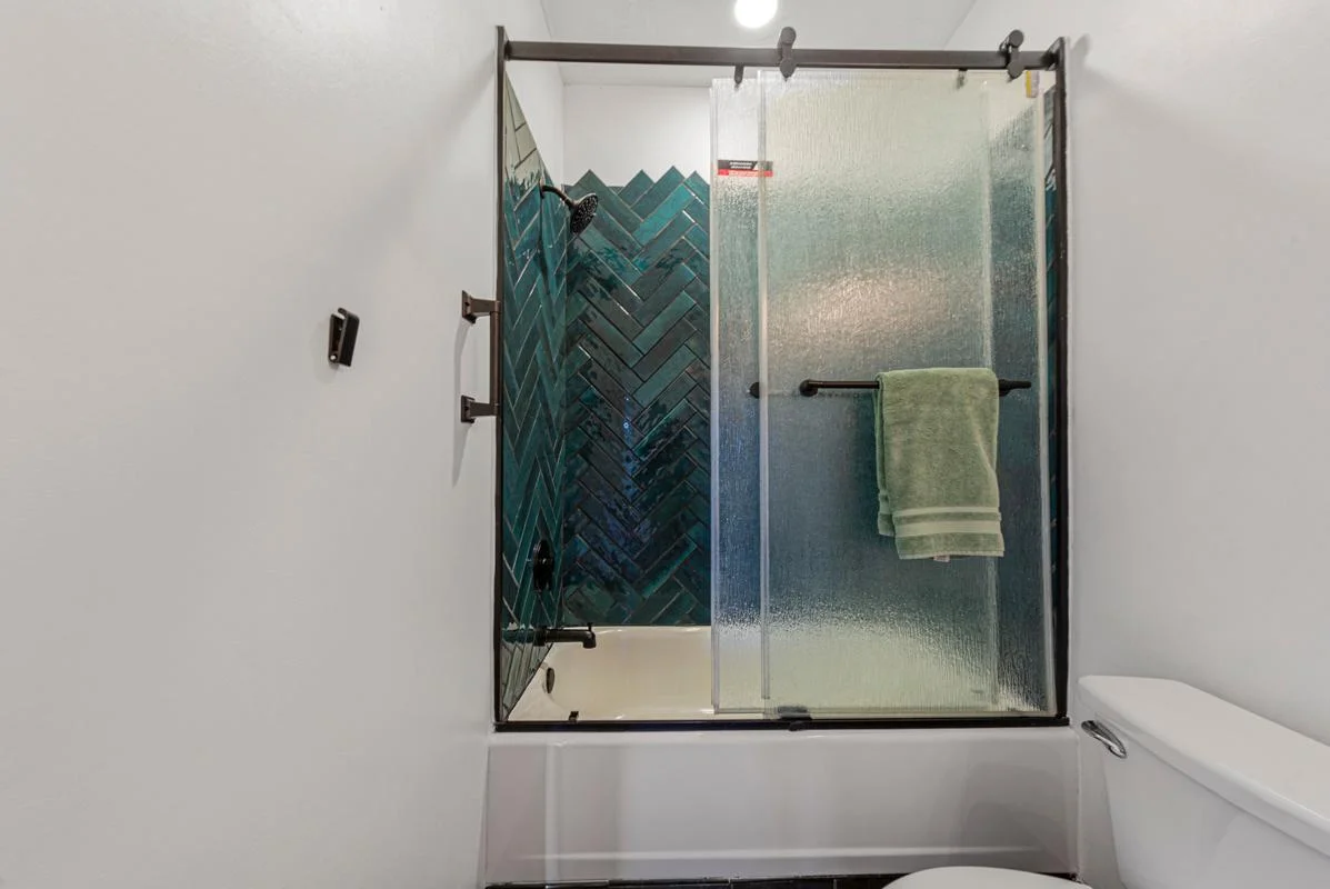 20 Bathroom.jpg