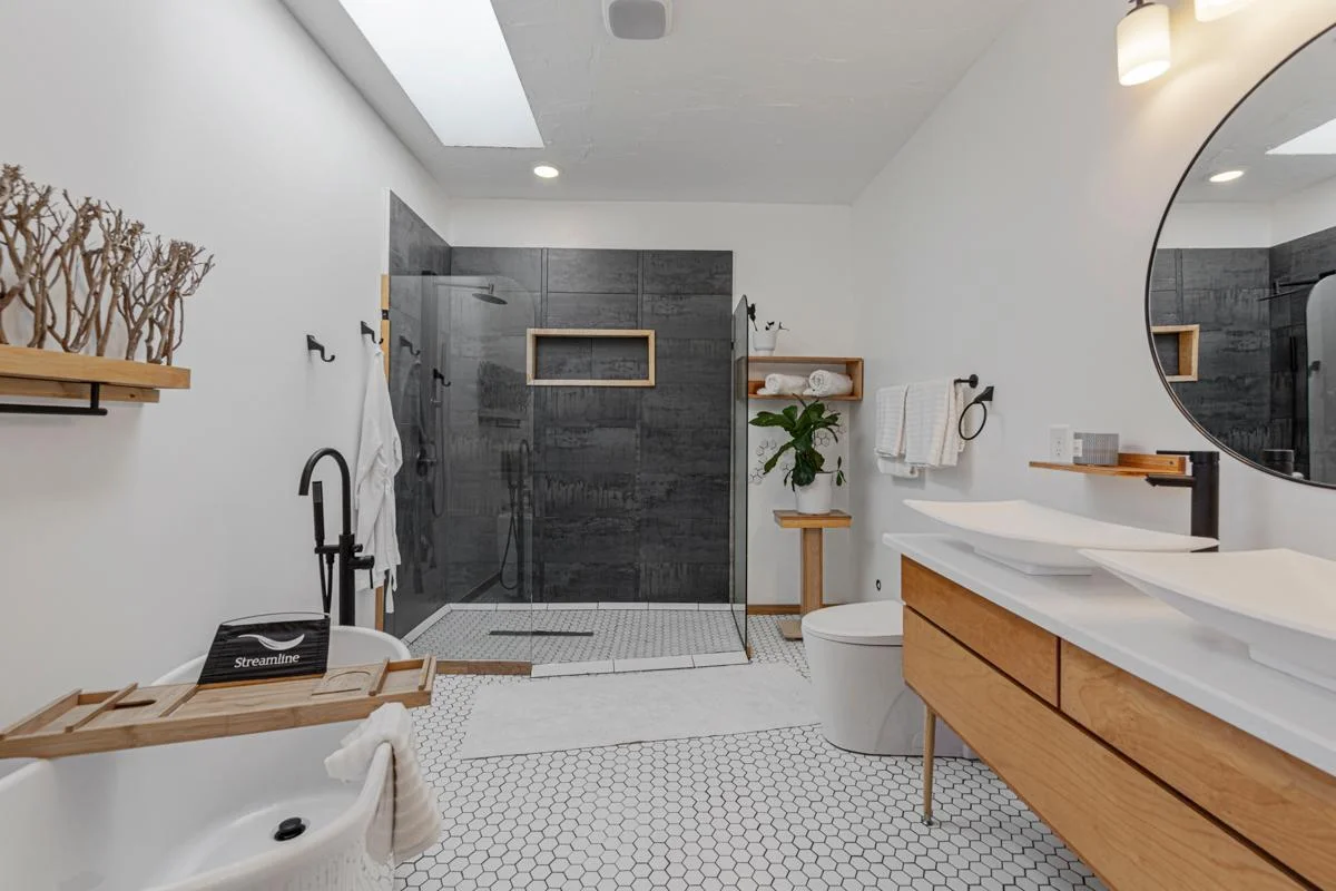 37 Main bathroom.jpg