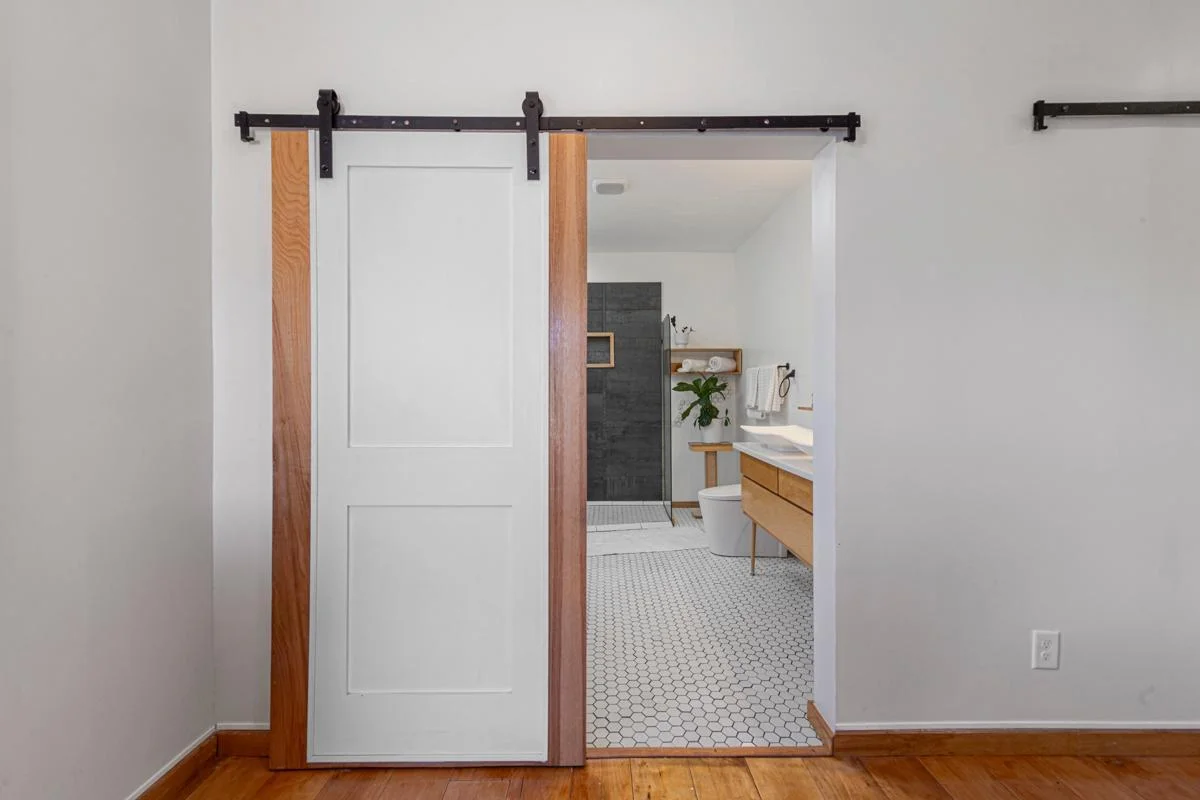 36 Main bathroom.jpg