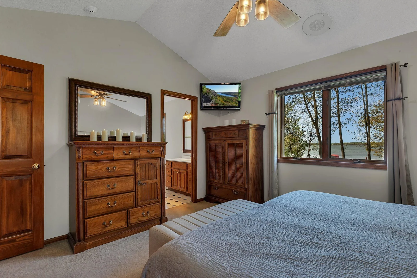 Primary Suite UL. Amazing Views of Lake!