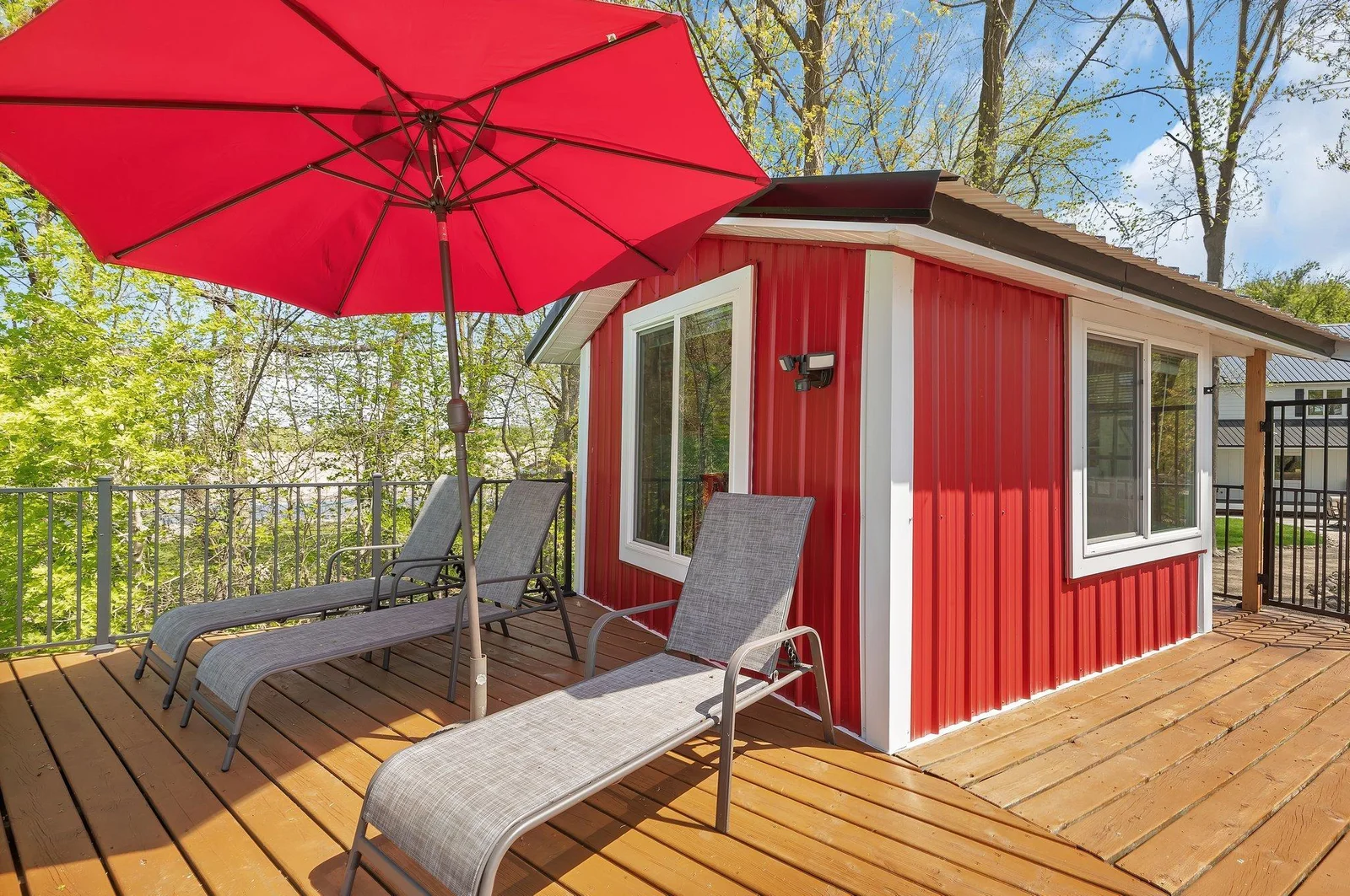 Poolside relaxation awaits!