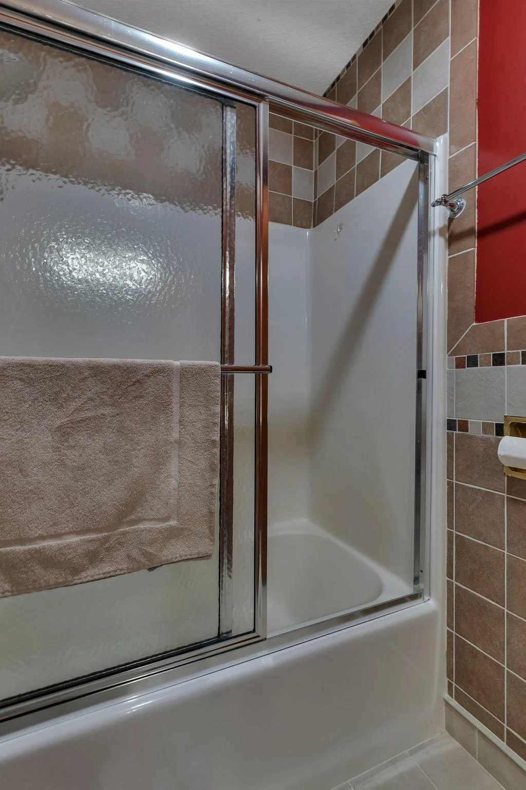 Upper Level full bath