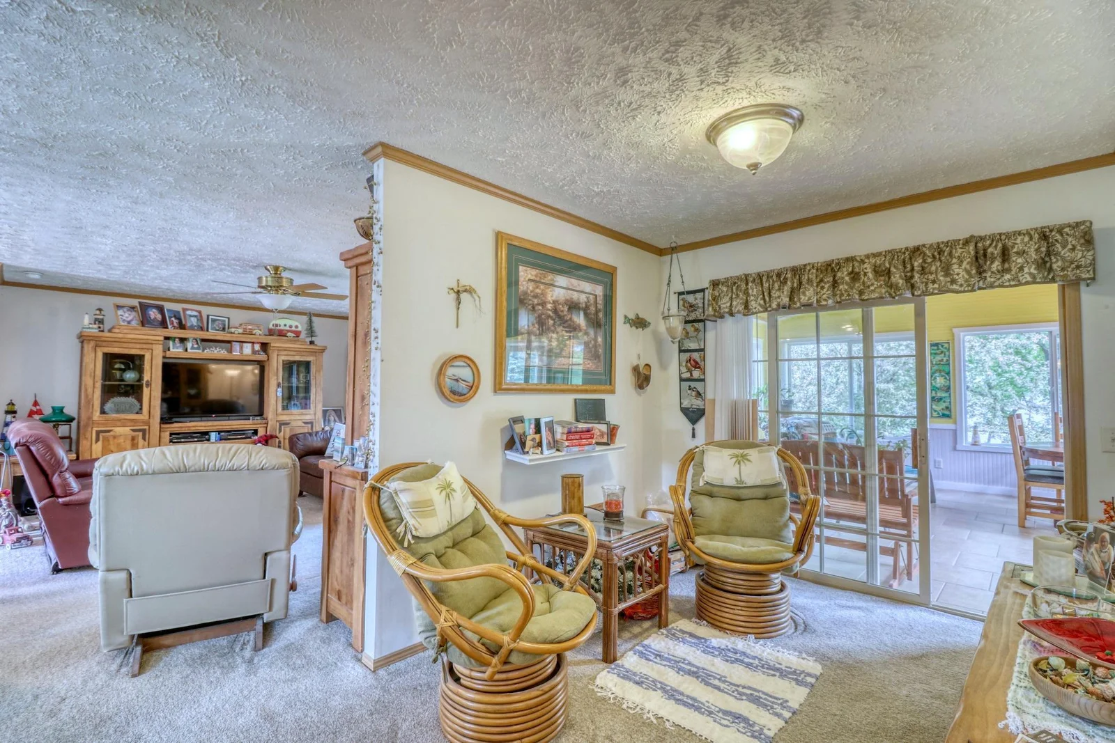Familyroom1_1.jpg