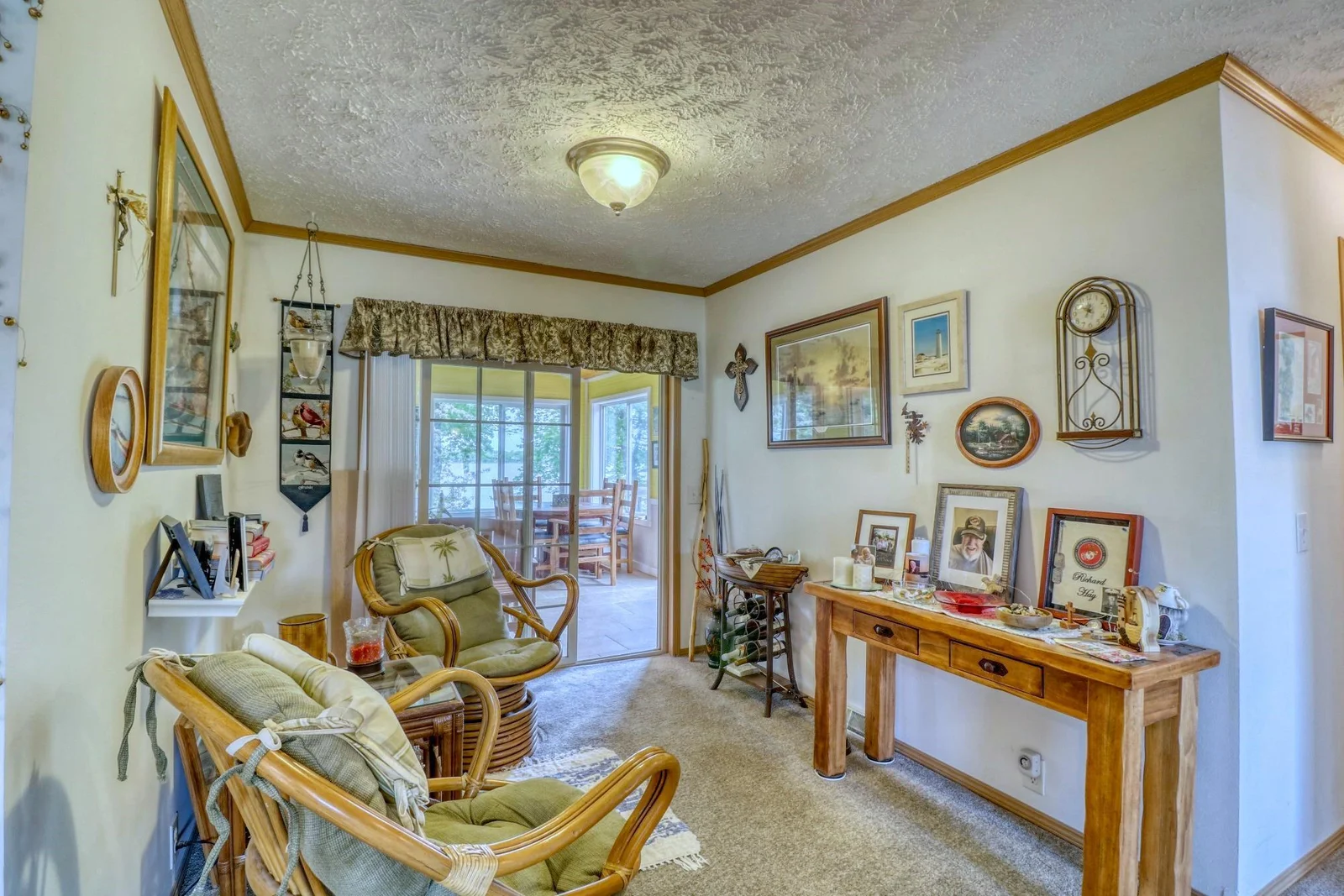 Familyroom1_2.jpg
