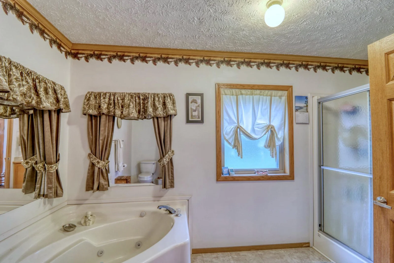 Primary Bathroom1_2.jpg