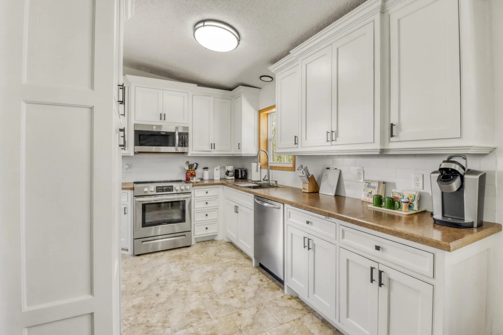 Kitchen1_2.JPG