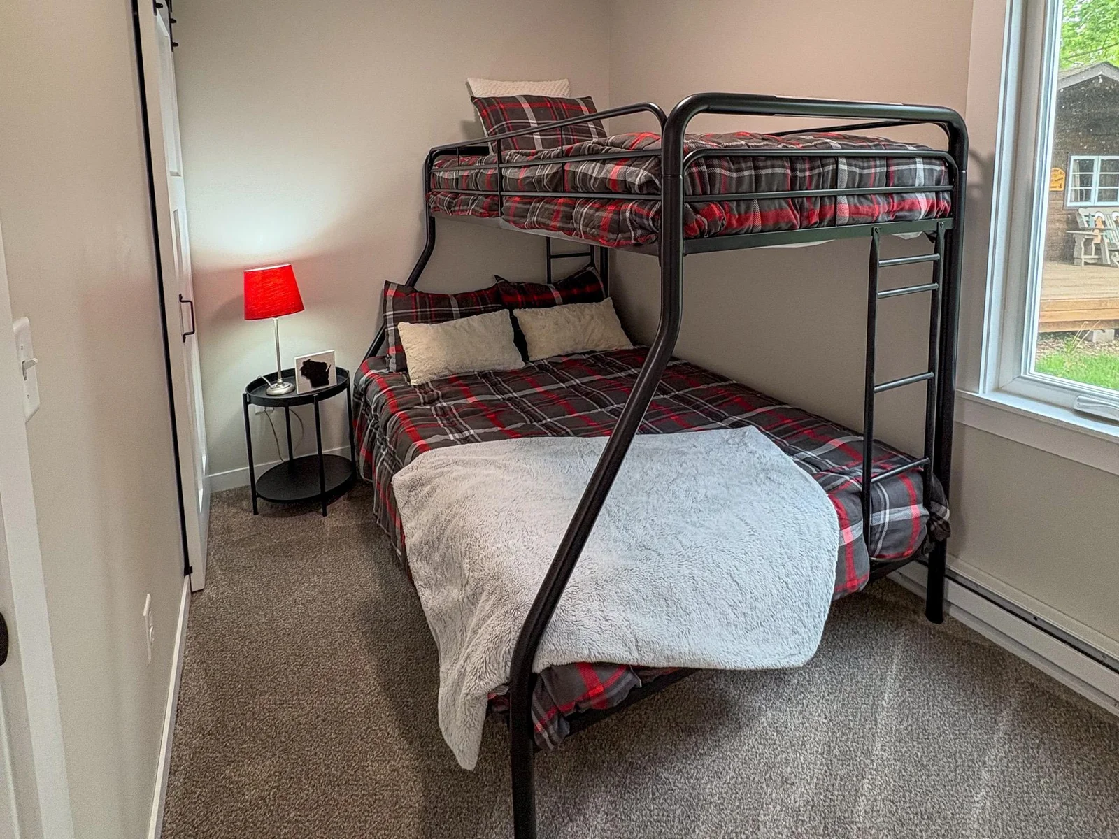 Second bedroom with closet sleeps 3