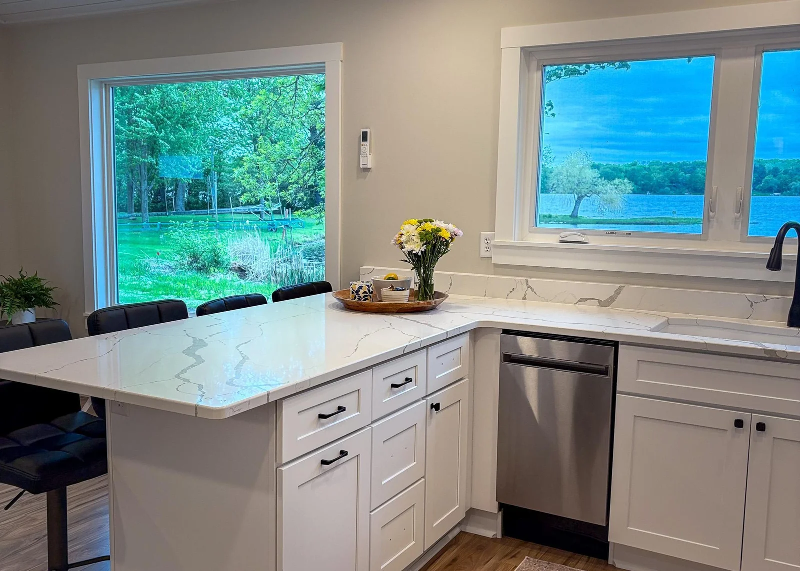 Large peninsula for entertaining