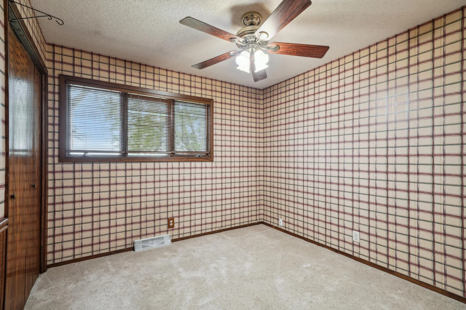 10_interior.jpg